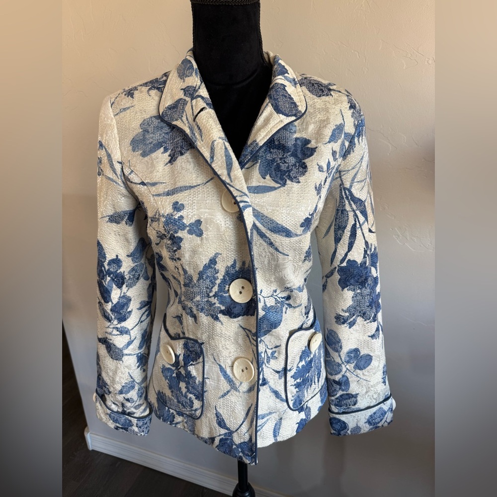 Coldwater Creek Ivory and Navy Women’s Blazer with Chic Oversized Buttons. 10